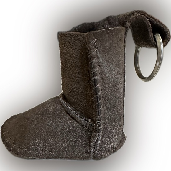 VTG NEW UGG KEYCHAIN WITH ORIGINAL SEALED CHAPSTICK BROWN SHEARLING LAMB SKIN 3” - Picture 5 of 14